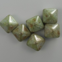 #13 - 10 Two-Hole Pyramid 8x8mm - white green marmor
