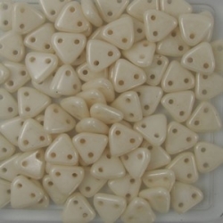 #17 10g Triangle-Beads 6mm - opaque white luster champagne