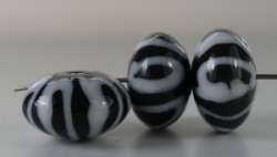 1 Stück Lampwork Bead Black & White -  ± Ø11x18 mm