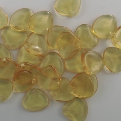 #10c 50 Stck. Rose Petals 8*7mm - lt topaz