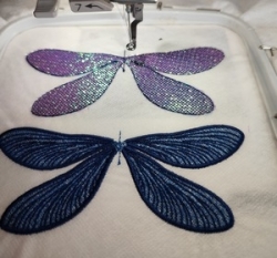 Stickdatei "FSL & ITH - Libelle-Blauflügel-Prachtlibelle (Calopteryx splendens)" --- Design Pack