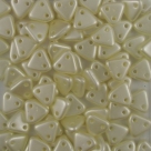#33 10g Triangle-Beads 6mm - pearl coat cream