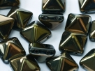 #20 - 1 Two-Hole Pyramid 12x12mm - jet valentinite