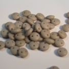 #44 - 50 Stück Two-Hole Lentils 6mm - ashen grey matte